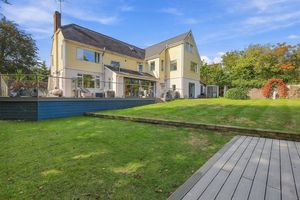 LAKESIDE LODGE- click for photo gallery